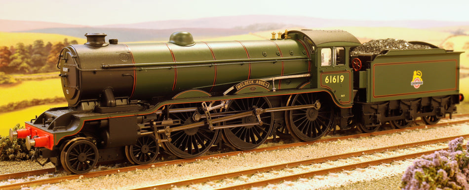 R3448 Hornby Class B17 4-6-0 61619 "Welbeck Abbey" in BR green with early emblem